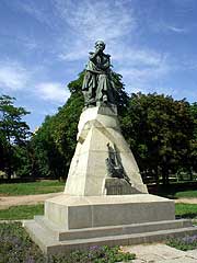 Памятник Лермонтову в пятигорском сквере