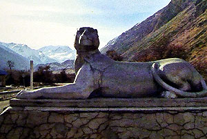 Памятники первым покорителям Эльбруса
